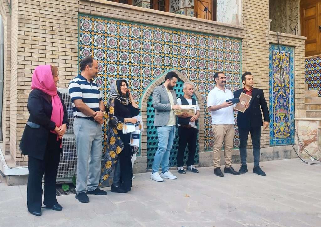 اهدای جوایز به هنرمندان
